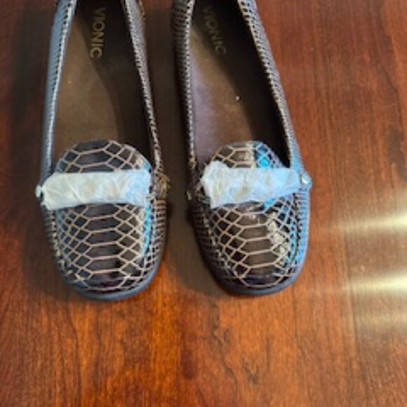 Vionic crocodile embossed leather loafer - Picture 3 of 8